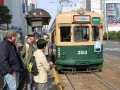 Warten auf die Straßenbahn in Hiroshima